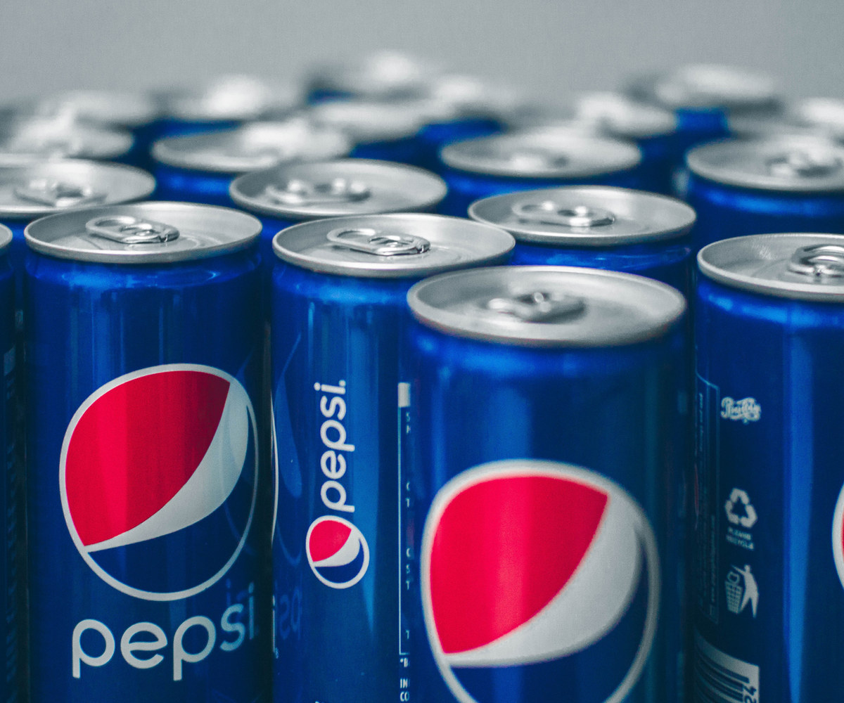 Blauwe Pepsi-blikken van dichtbij
